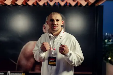 نجوم "The Comeback" يتألقون في حفل الوصول الكبير بجدة قبل ليلة الملاكمة العالمية السبت